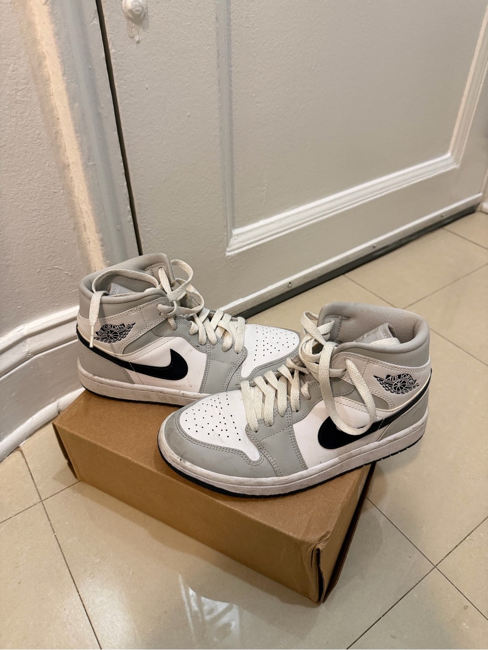 Air Jordan 1 Mid Women's Shoes
in White, Light Gray and Black
